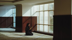 A room with large windows, a patterned carpet, and wooden paneling. - Mercure Makkah Aziziah (Makkah)