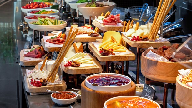 Un buffet proposant une variété de plats et d'accompagnements.