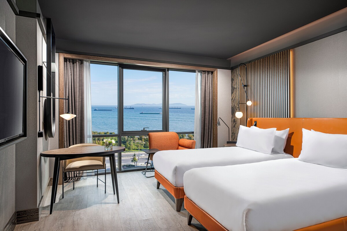 Superior Twin Room, Sea Side | Biancheria da letto di alta qualità, minibar, una cassaforte in camera