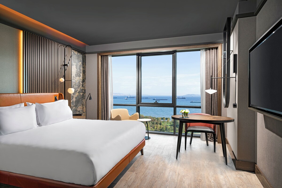 Superior Room, Sea Side | Biancheria da letto di alta qualità, minibar, una cassaforte in camera