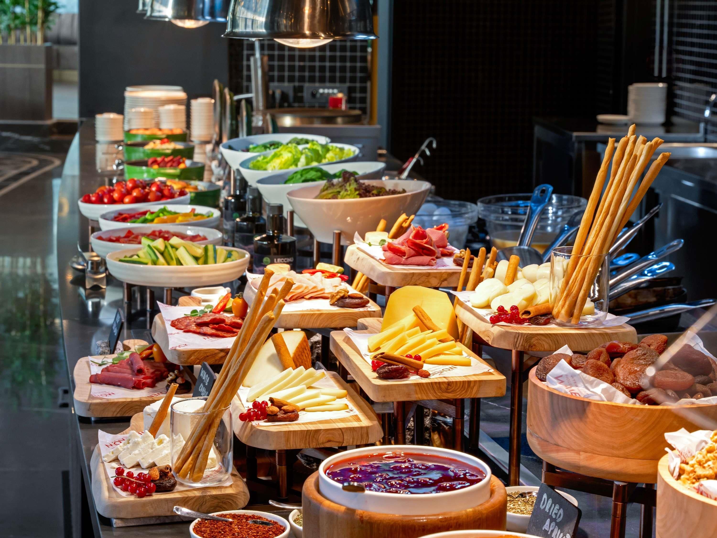 Un bufé con diversos alimentos y utensilios.
