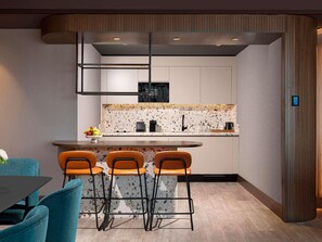 Luxe beddengoed, een minibar, een kluis op de kamer, een bureau