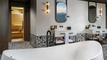 高級寝具、ミニバー、セーフティボックス (室内)、デスク