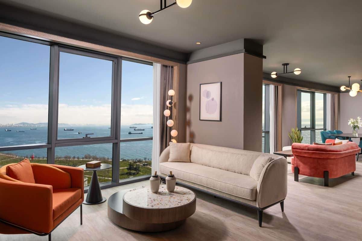 Executive Suite, 1 King Bed with Sofa bed