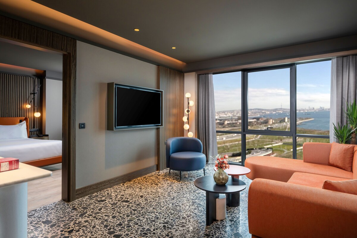 Suite, 1 letto king | Biancheria da letto di alta qualità, minibar, una cassaforte in camera