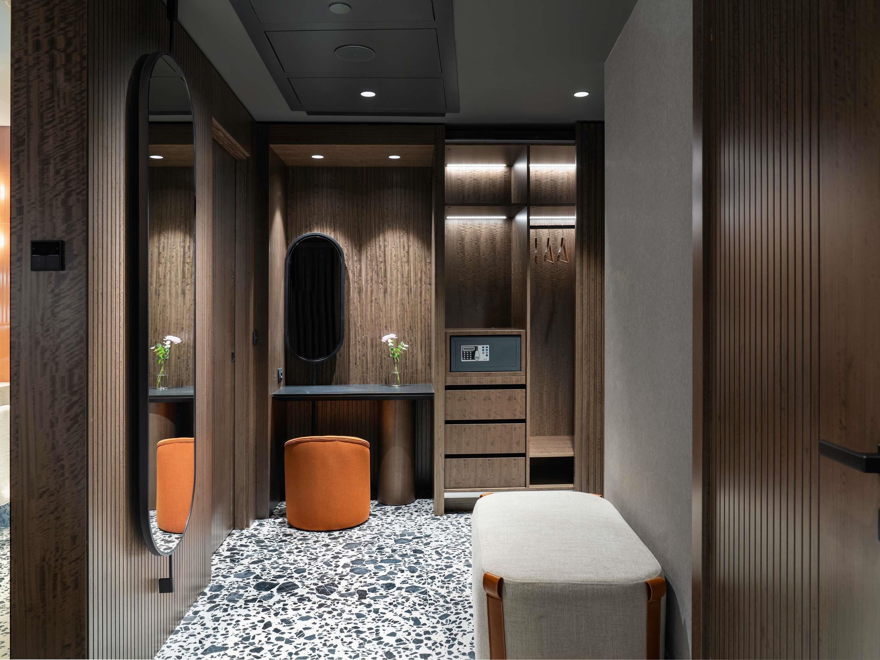 Executive appartement, 2 slaapkamers | Luxe beddengoed, een minibar, een kluis op de kamer, een bureau