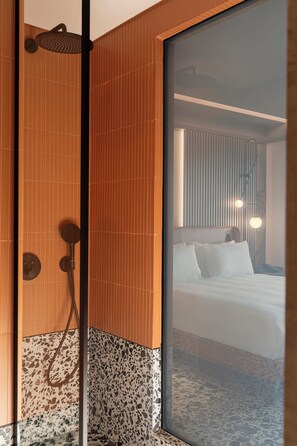 Quarto luxo, vista parcial para o mar, no canto | Banheiro | Secador de cabelo, chinelos, toalhas de banho 