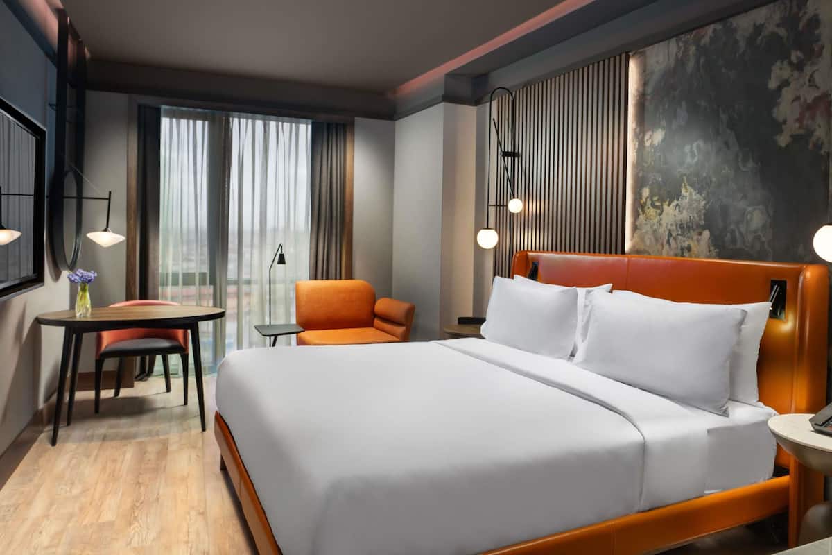 Suite – deluxe, 1 kingsize-seng | Sengetøy av topp kvalitet, minibar, safe på rommet og skrivebord