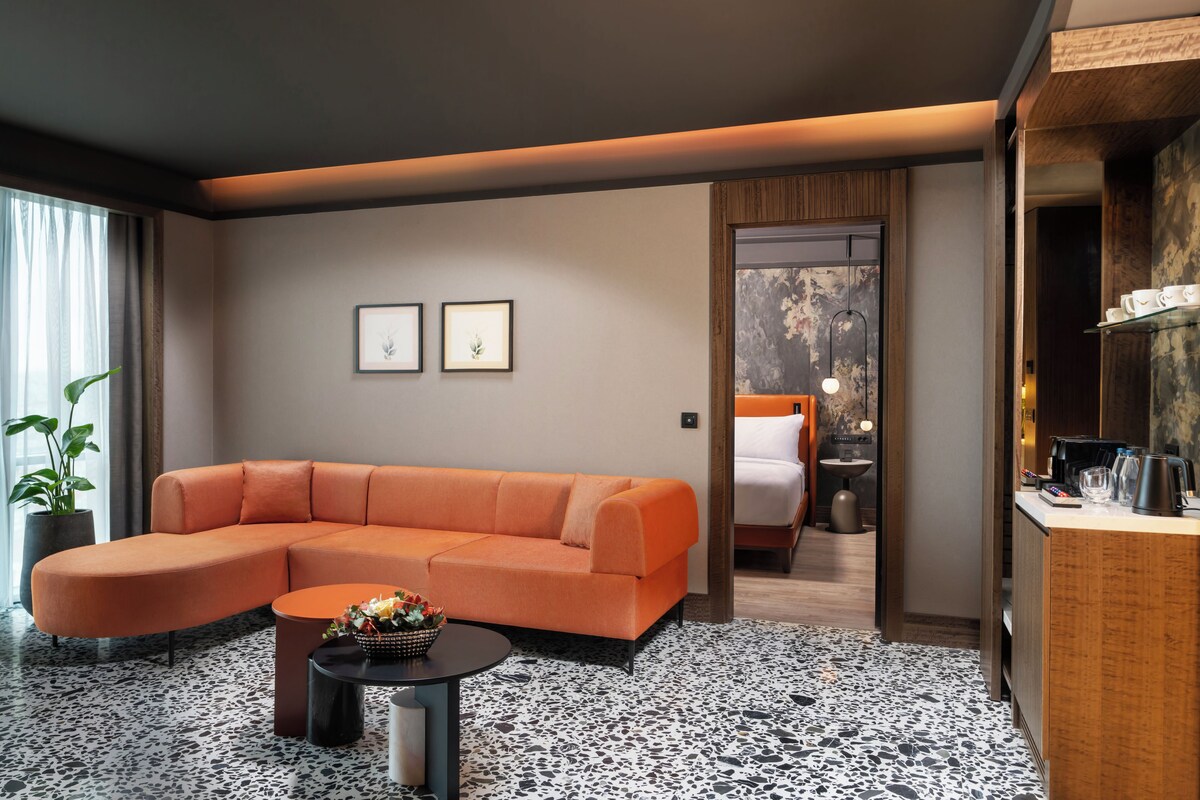 Suite Deluxe, 1 letto king | Biancheria da letto di alta qualità, minibar, una cassaforte in camera