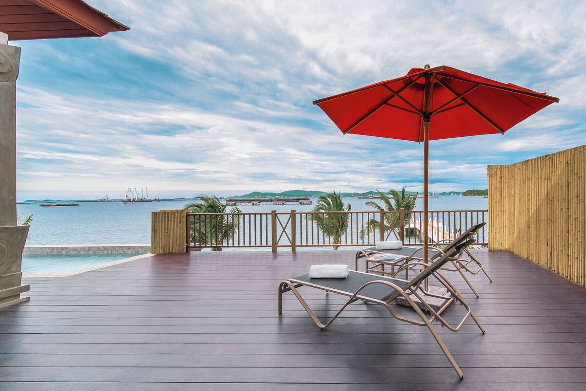 One Bedroom Pool Villa Ocean Front View | Minibarvarer (inkludert), safe på rommet og skrivebord
