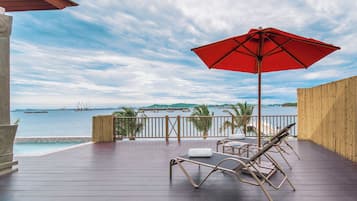 One Bedroom Pool Villa Ocean Front View | Artículos del minibar gratis y caja de seguridad en la habitación