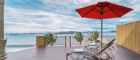 One Bedroom Pool Villa Ocean Front View | มินิบาร์ฟรีบางอย่าง, ตู้นิรภัยในห้องพัก, ห้องพักตกแต่งอย่างมีเอกลักษณ์