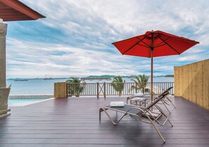 One Bedroom Pool Villa Ocean Front View | Minibar contenant certains articles gratuits, coffre-fort, décor unique