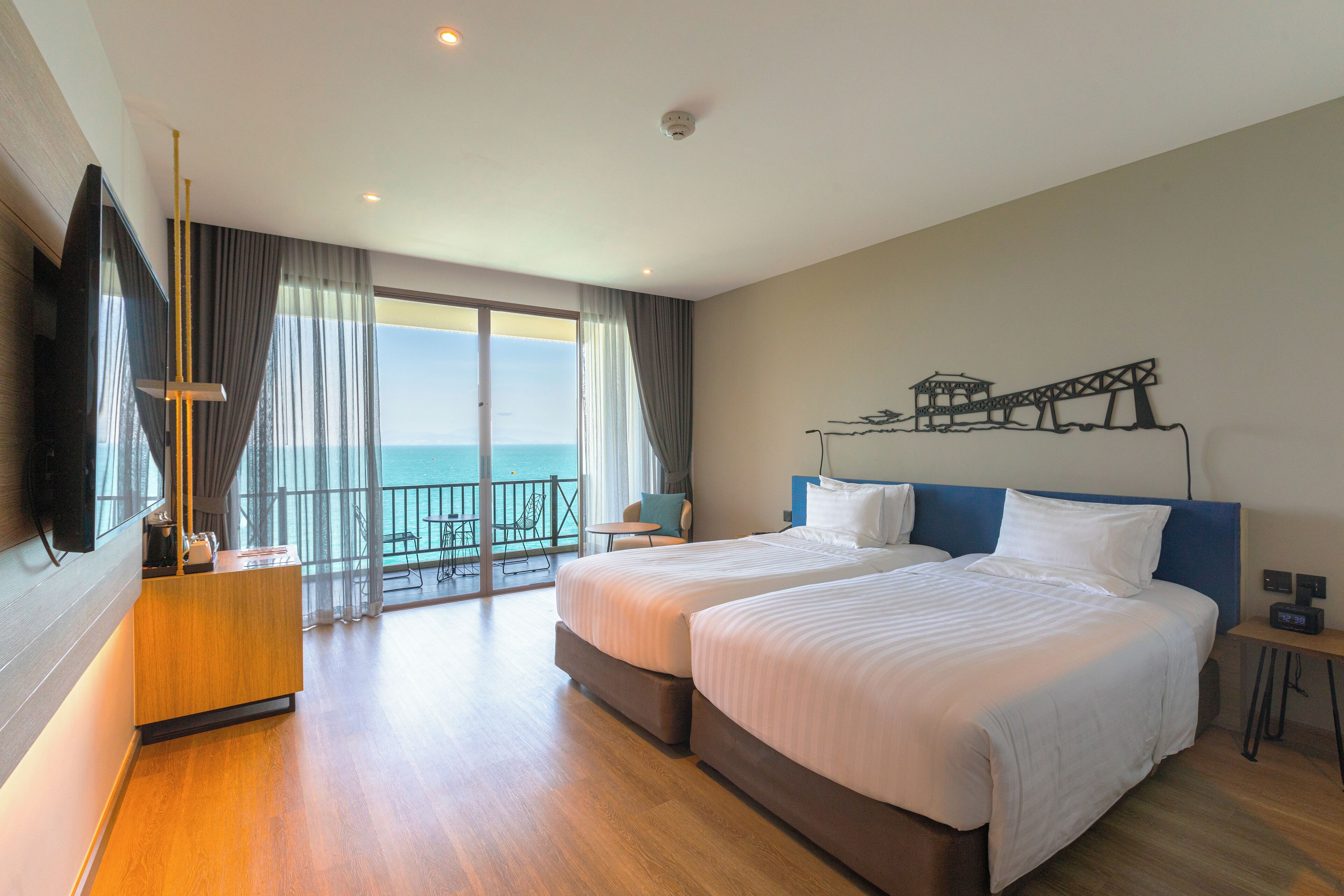 Koh Si Chang Seaview Deluxe - Two Single beds | Free minibar items, in-room safe, individually decorated, desk