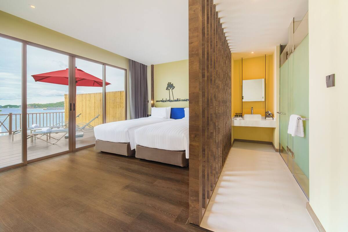 Two Bedroom Pool Villa Ocean Front View | Minibarvarer (inkludert), safe på rommet og skrivebord