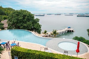 Outdoor pool - Novotel Koh Si Chang (Ko Sichang)