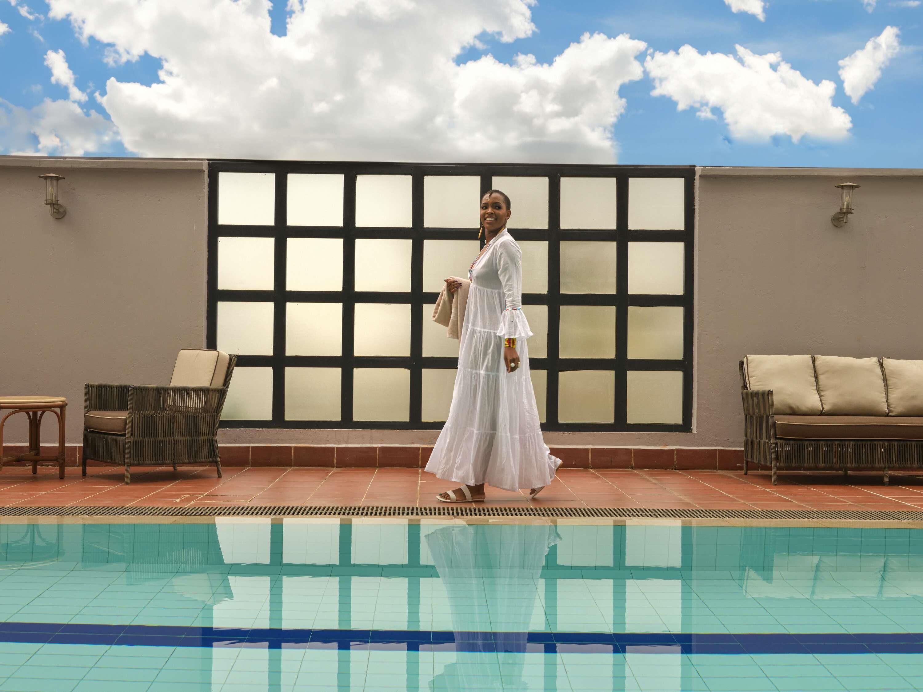 Una piscina al aire libre