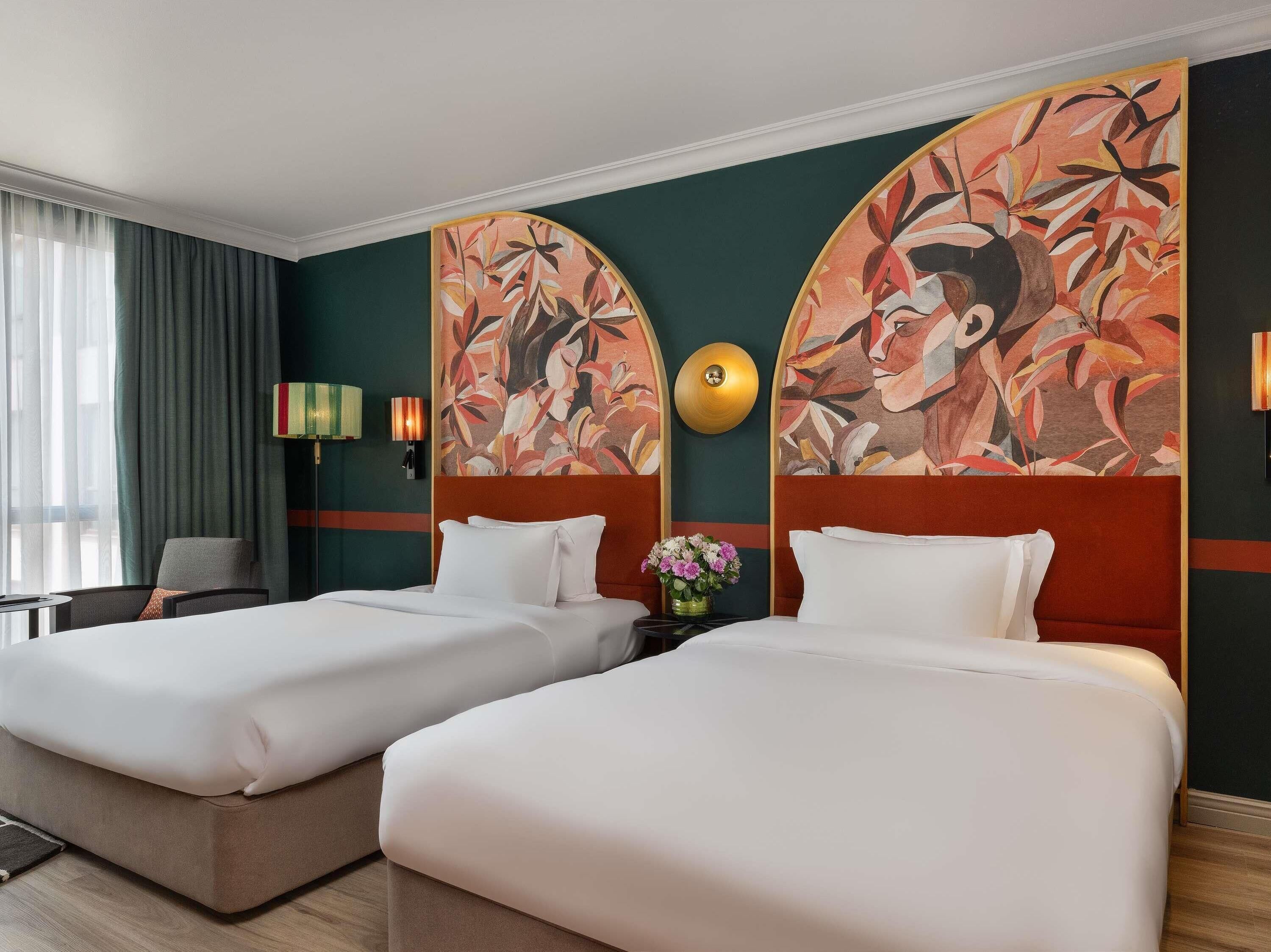 Deluxe-huone, 2 parisänkyä | Allergiatestatut vuodevaatteet, tallelokero huoneessa, työpöytä