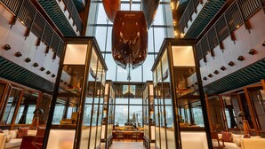 Un vaste atrium doté de hauts plafonds, de mobilier moderne et de grandes fenêtres laissant entrer la lumière naturelle.