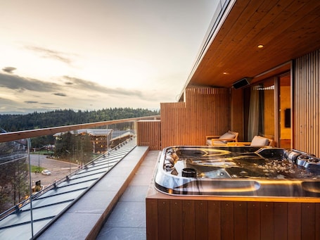 Swiss, Apartamento com design assinado, 2 quartos | Frigobar, cofres nos quartos, ferros/tábuas de passar roupa. Swissôtel Poiana Brasov