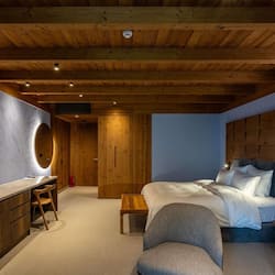 デラックス ルーム ダブルベッド 1 台ソファーベッド付き | ミニバー、セーフティボックス (室内)、アイロン / アイロン台、ベビーベッド (無料)