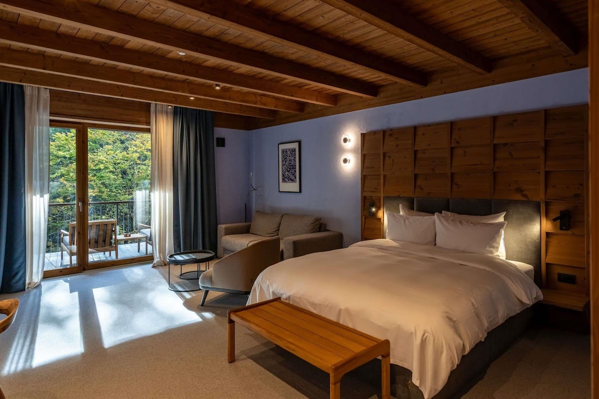 Deluxe-huone, 1 parisänky ja vuodesohva | Minibaari, tallelokero huoneessa, silitysrauta/-lauta