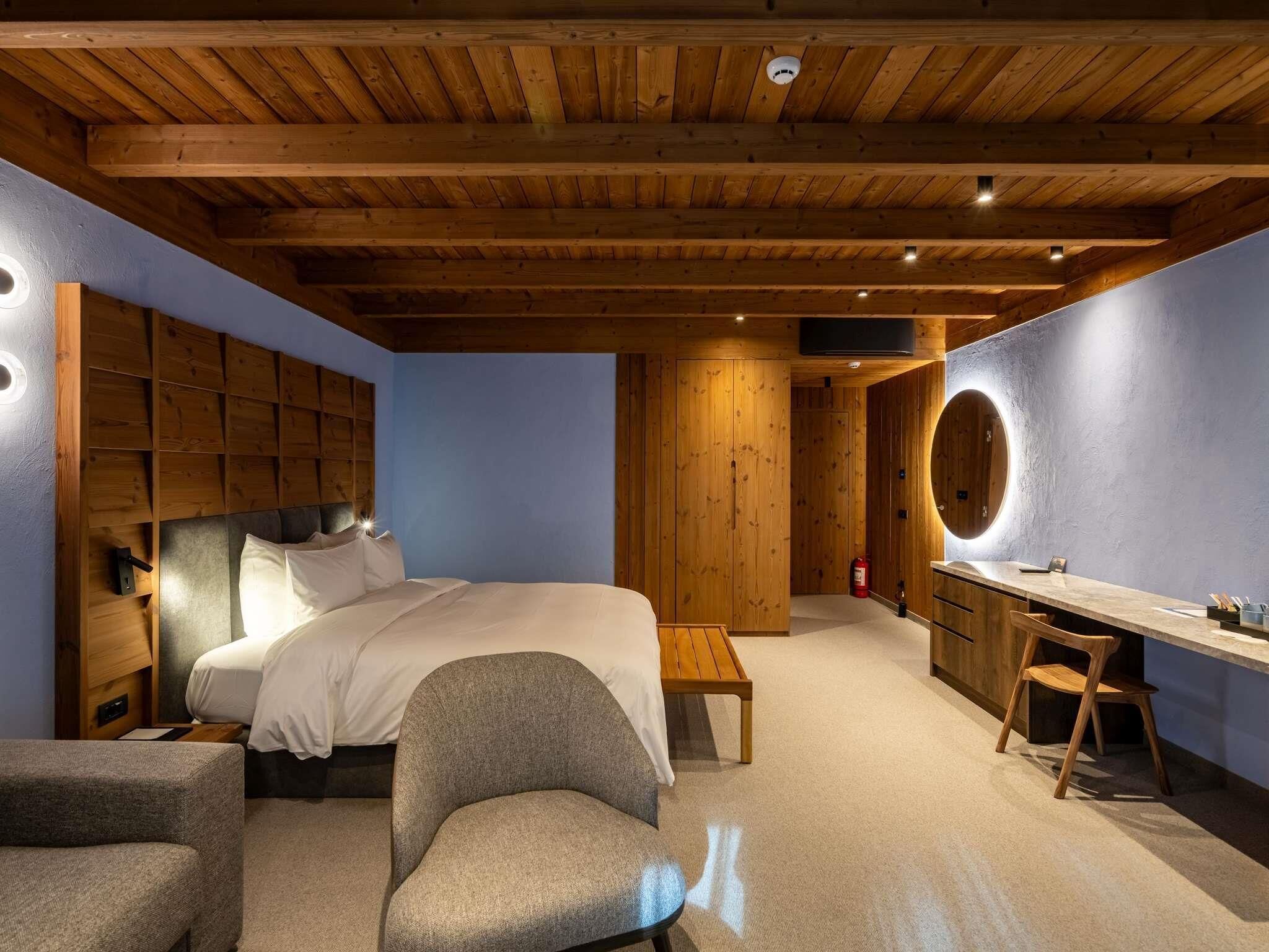 Habitación Deluxe, 1 cama doble con sofá cama | Minibar, caja fuerte, tabla de planchar con plancha y cunas gratuitas