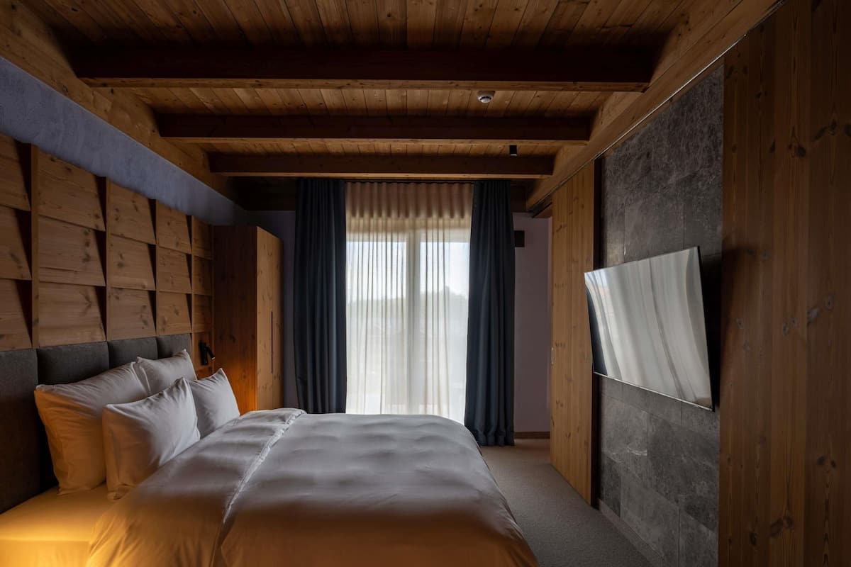 Swiss, Deluxe-huoneisto, 1 parisänky ja vuodesohva | Minibaari, tallelokero huoneessa, silitysrauta/-lauta