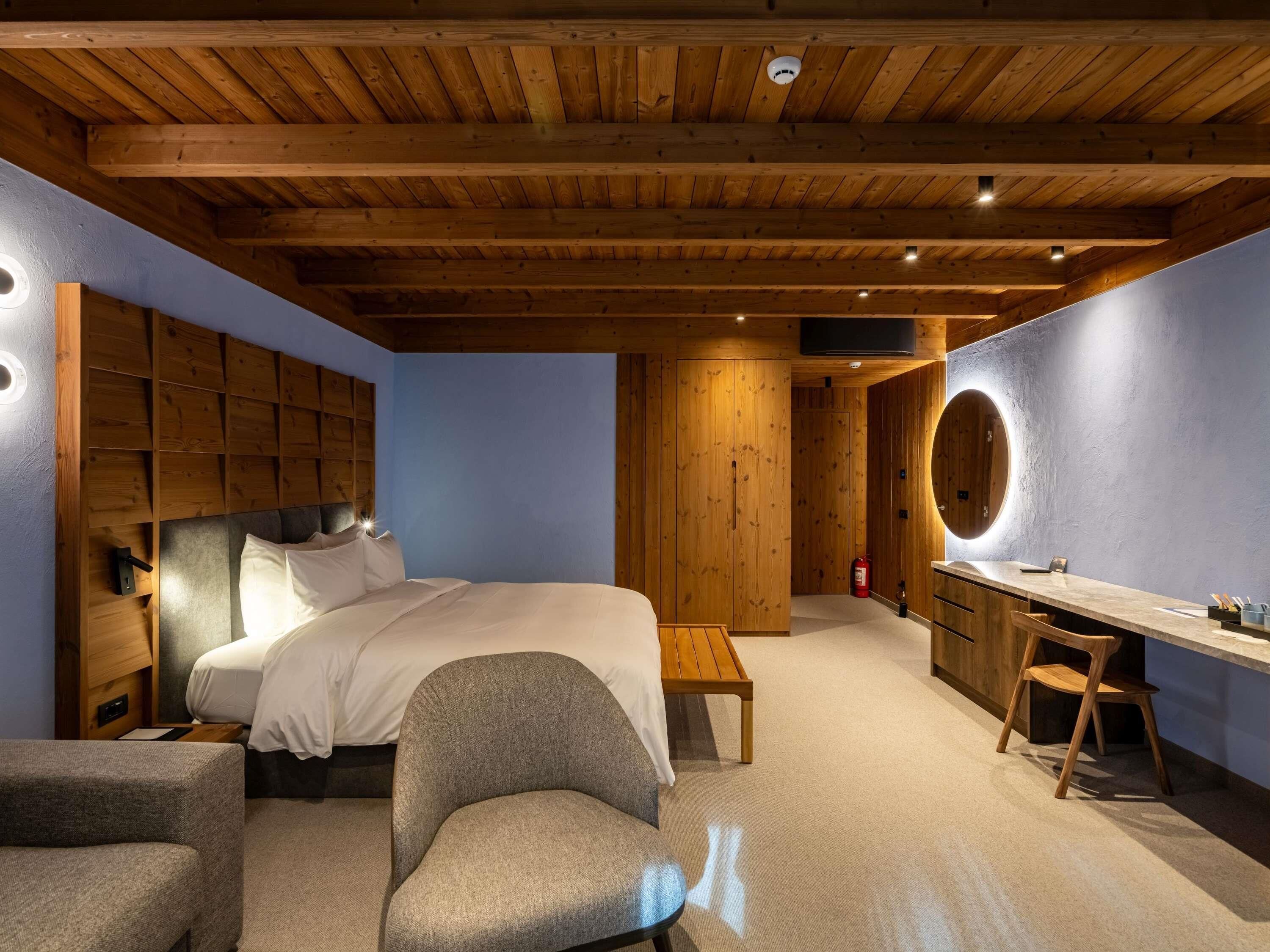 Rom – deluxe, 1 dobbeltseng med sovesofa | Minibar, safe på rommet, strykejern/-brett og barnesenger (inkludert)