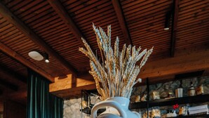 Un buffet proposant une variété de plats et agrémenté d’un vase décoratif.