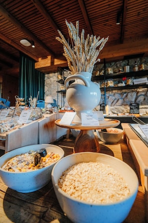 Un buffet proposant une variété de plats et agrémenté d’un vase décoratif.