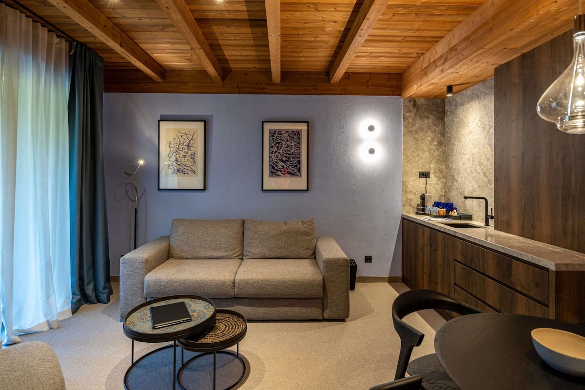 Swiss, Grand-huone | Minibaari, tallelokero huoneessa, silitysrauta/-lauta