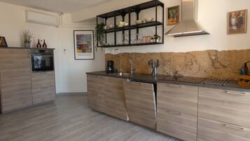 Kühlschrank, Ofen, Geschirrspüler, Wasserkocher mit Kaffee-/Teezubehör