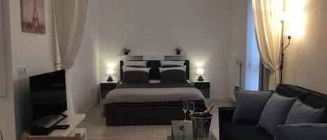 1 slaapkamer, een strijkplank/strijkijzer, gratis wifi, beddengoed