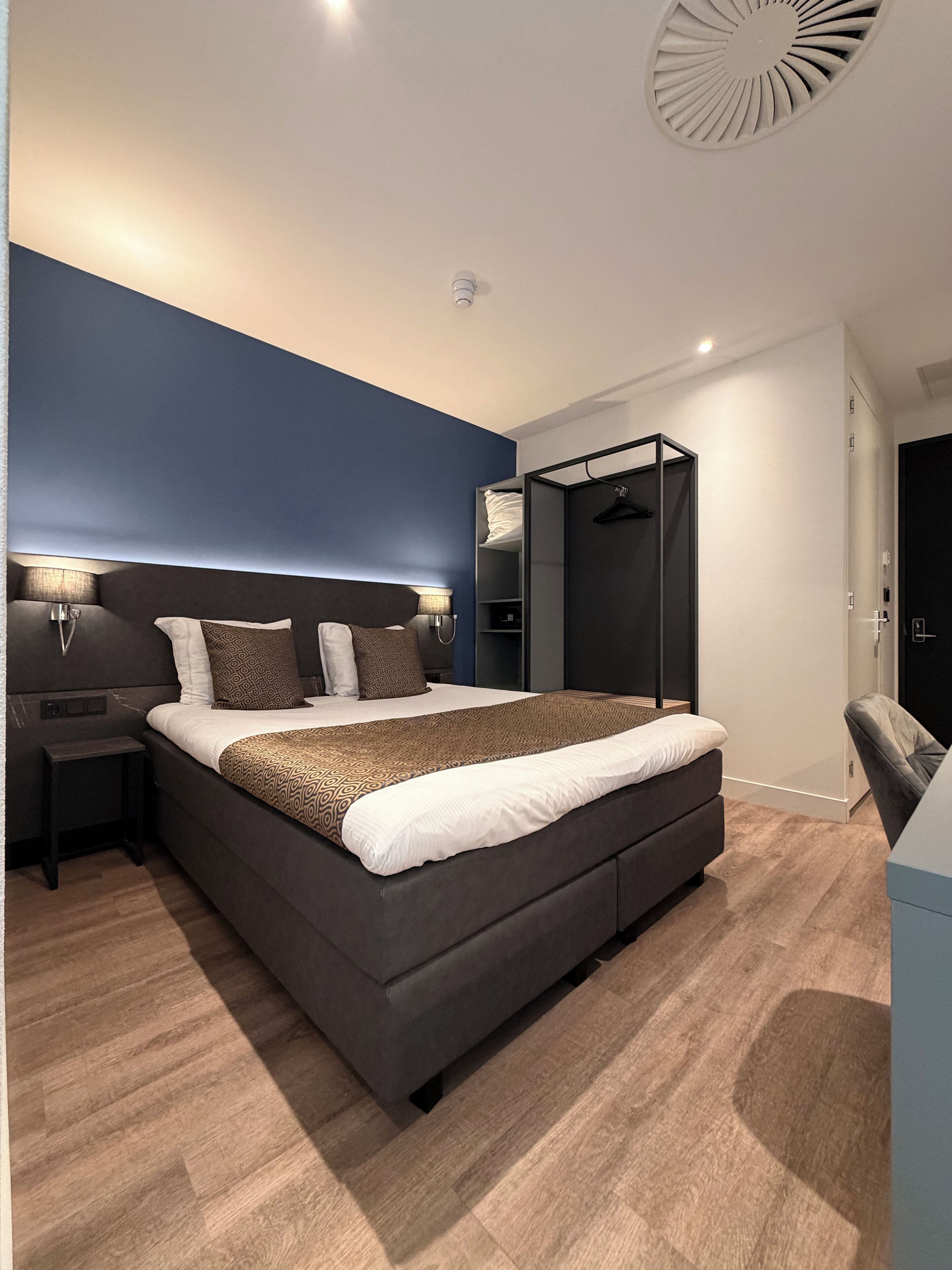 Hypo-allergenic bedding, in-room safe, desk, laptop workspace