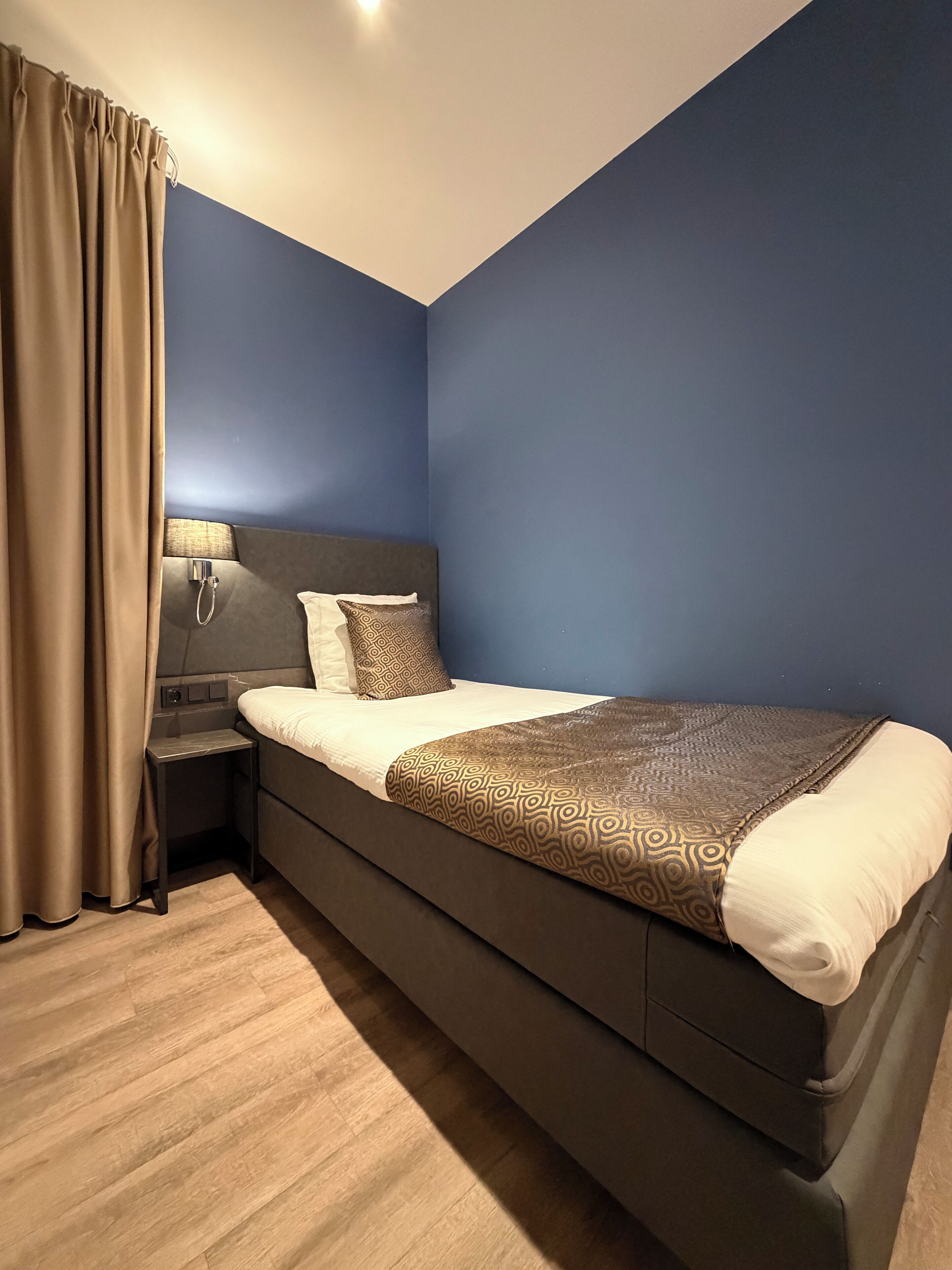 Enkelrum (no window) | Allergitestade sängkläder, värdeförvaringsskåp på rummet och skrivbord