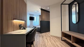 Executive Room | Hypo-allergenic bedding, in-room safe, desk, laptop workspace