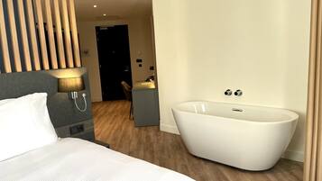 Executive Room | Hypo-allergenic bedding, in-room safe, desk, laptop workspace