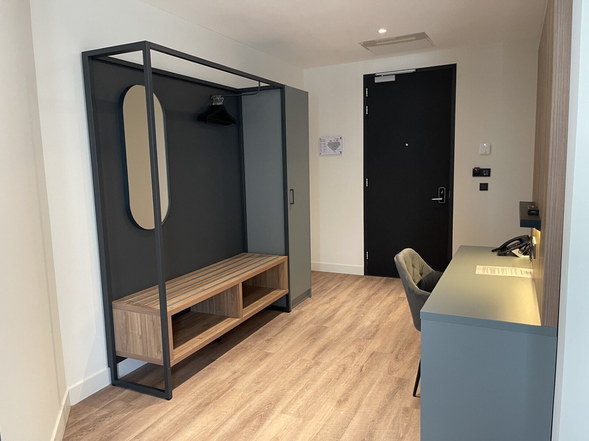 行政客房 | 防过敏的被褥、客房内保险箱、办公桌、笔记本电脑工作区