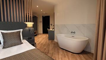 Kamar Eksekutif | Seprai antialergi, brankas, meja kerja, dan ruang kerja ramah laptop