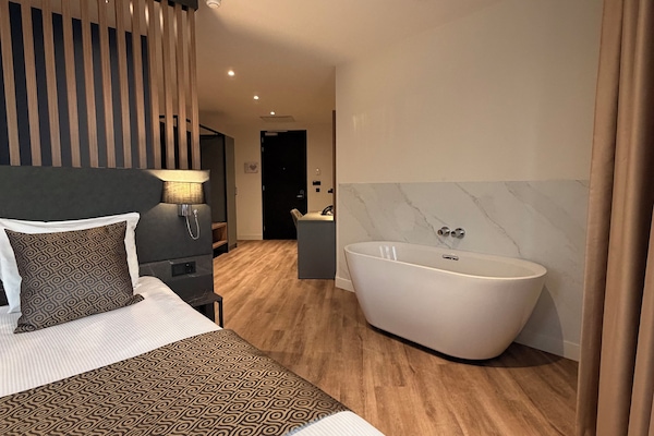 Executive Room | Hypo-allergenic bedding, in-room safe, desk, laptop workspace