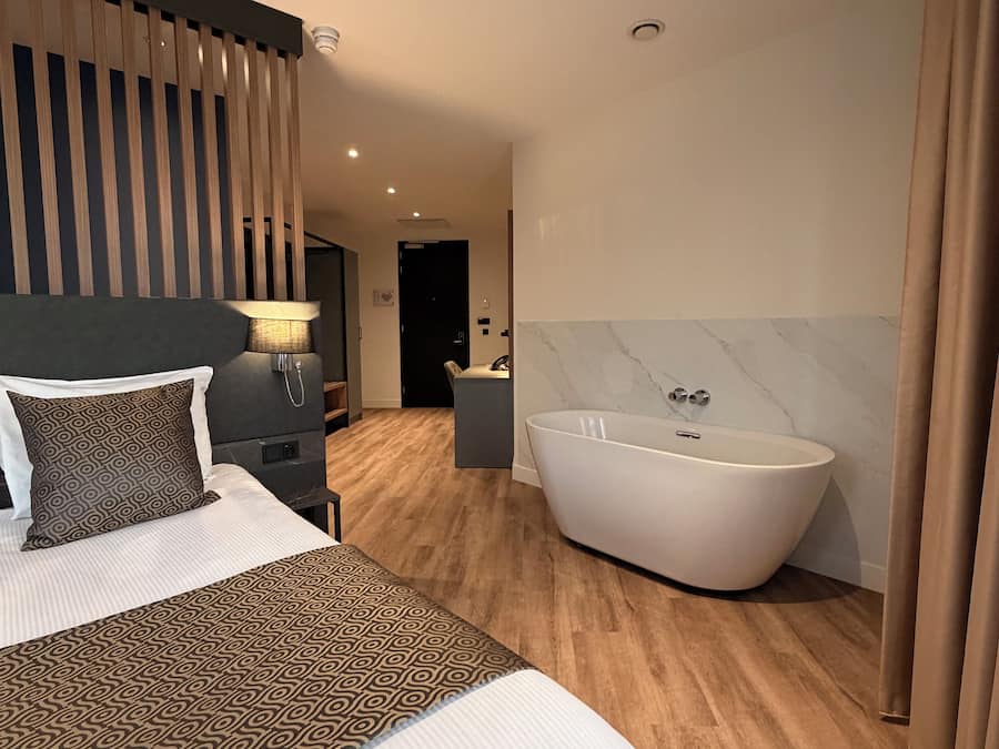 Rom – executive | Allergitestet sengetøy, safe på rommet og skrivebord