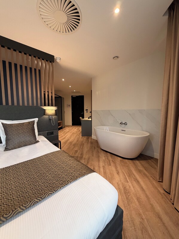 Executive Room | Hypo-allergenic bedding, in-room safe, desk, laptop workspace