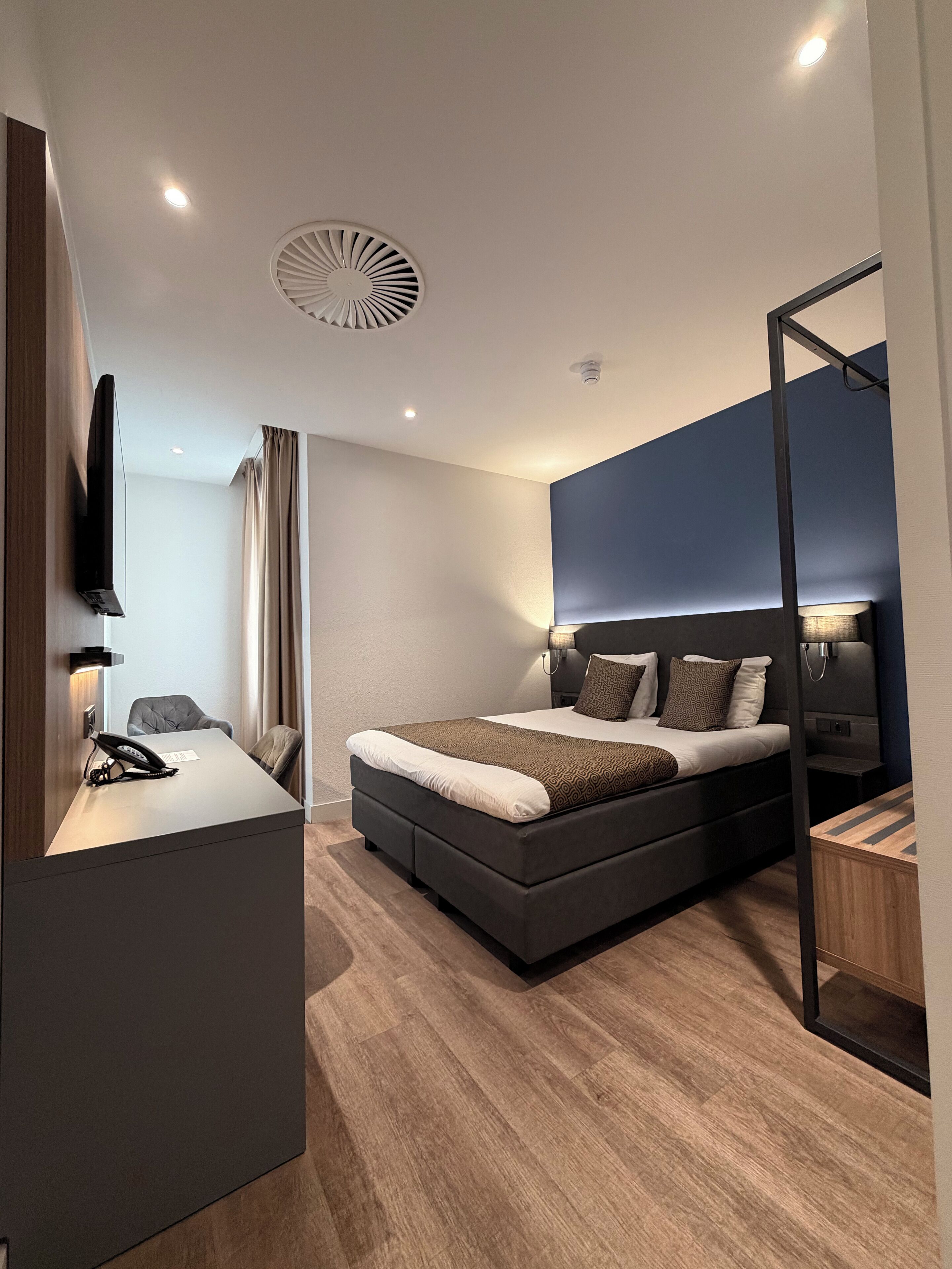 Dubbelrum (no window) | Allergitestade sängkläder, värdeförvaringsskåp på rummet och skrivbord