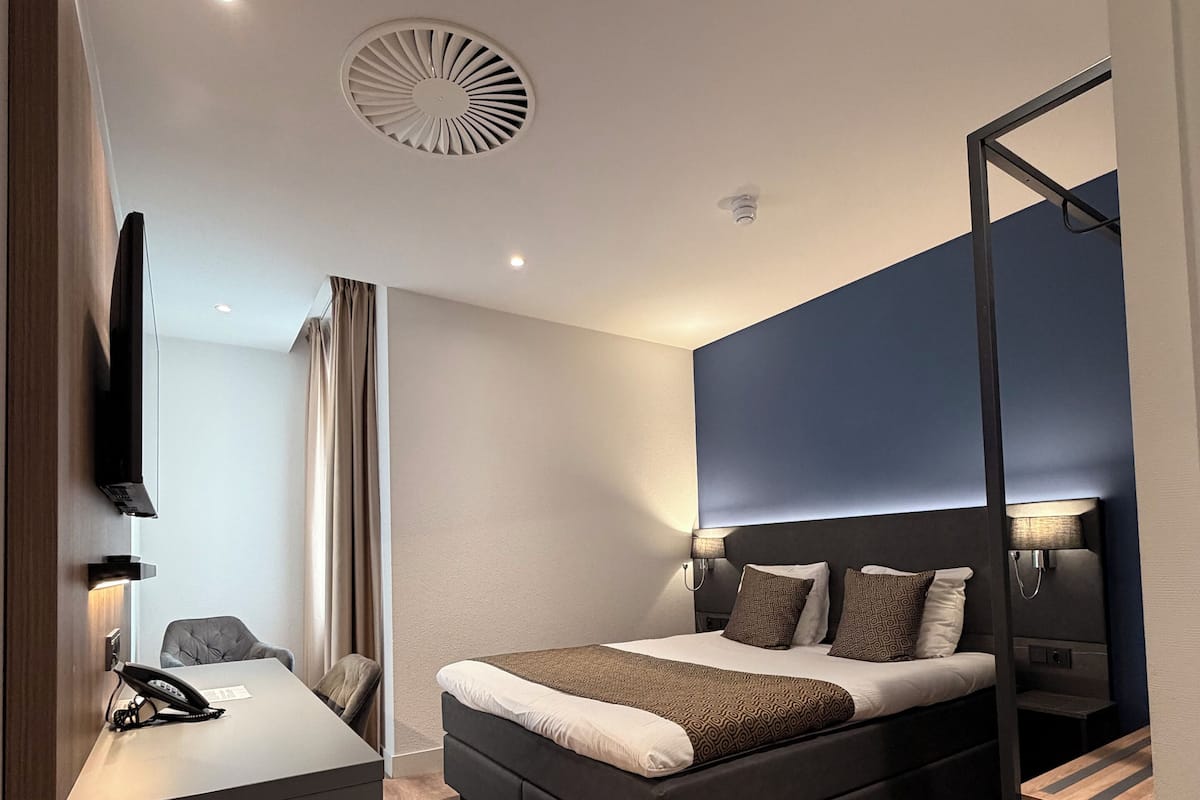 Dubbelrum (no window) | Allergitestade sÀngklÀder, vÀrdeförvaringsskÄp pÄ rummet och skrivbord