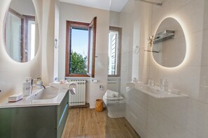 Perhehuvila, 3 makuuhuonetta, 2 kylpyhuonetta (Villa La Quercia Hilly Area Lake View) | Kylpyhuone | Suihku, bidee, pyyhkeet, saippua