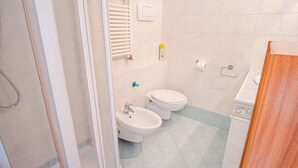 A bathroom with a toilet, bidet, and sink. - Al Bivio Peschiera - Italian Homing (Peschiera del Garda)