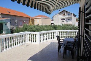 Apartment (Big - free parking - A1 Lovre (2+1)) | Terrace/patio - Big - Free Parking - A1 Lovre (Vodice)