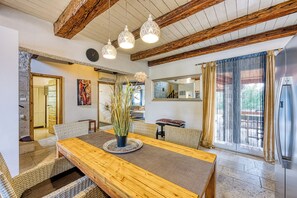 Vil·la familiar, 4 dormitoris, frigorífic i microones (Villa Una Ira Relax) | Menjador