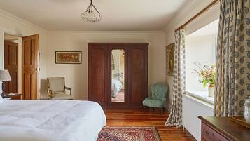 6 bedrooms, iron/ironing board, free WiFi, bed sheets